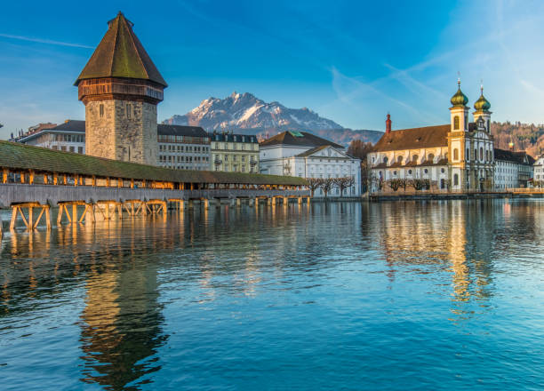 il ponte della cappella, una passerella coperta in legno che attraversa diagonalmente il reuss nella città di lucerna, nella svizzera centrale. - pilatus foto e immagini stock