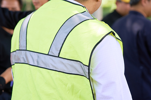 Foreman oversee construction work, wear reflective workwear for work safety. The reflector has a silver reflective reflector and a green reflective kit for a clear view.