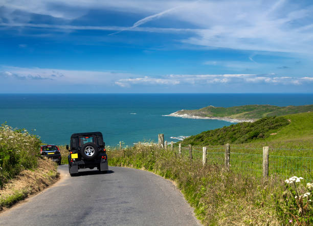 путешественник путешествует на машине вдоль побережья девона - horizon over water england uk summer стоковые фото и изображения