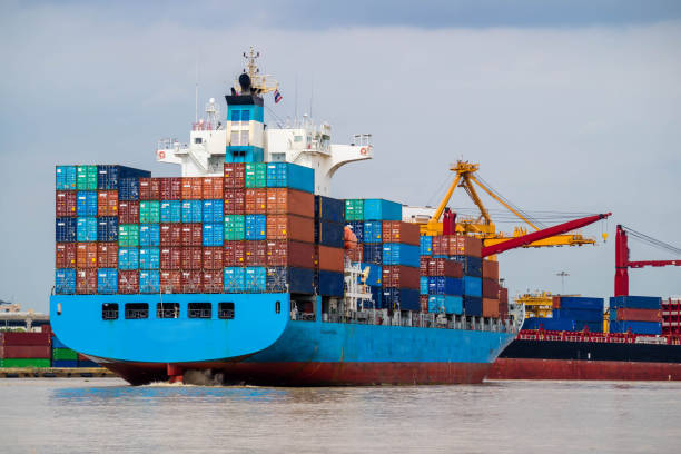 container-frachtschiff fahren vom hafen. logistik-industrie und import export transport betriebswirtschaftlicher hintergrund - depart stock-fotos und bilder