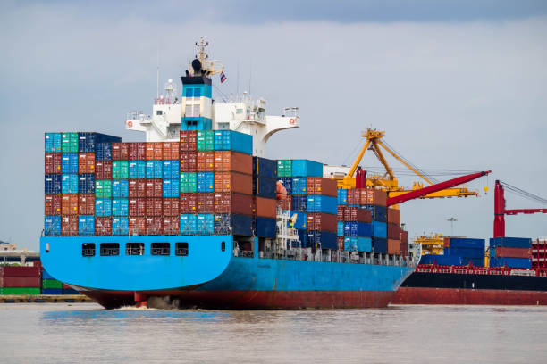 la nave da carico container parte dal porto di spedizione. settore dei trasporti industriali e di esportazione di importazioni nella logistica - depart foto e immagini stock