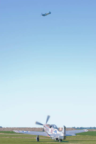 oostwold holandia jun 1 2009: p-51d mustang big beautifull doll przygotowuje się do startu, podczas gdy spitfire pr mk xix przechodzi nad - spitfire airplane world war ii airshow zdjęcia i obrazy z banku zdjęć