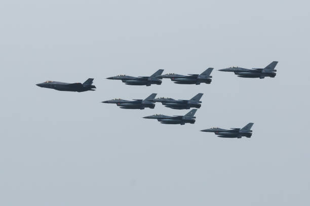 leeuwarden holandia 11 czerwca 2016: lockheed martin f-16am fighting falcon formacji prowadzonej przez lockheed martin-f-35 lightning ii - airshow airplane weather military zdjęcia i obrazy z banku zdjęć
