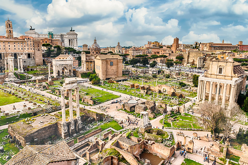 Vista panorámica de las ruinas del foro romano, Italia photo