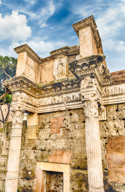 rovine del tempio di minerva, foro di nerva, roma, italia - forum of nerva foto e immagini stock