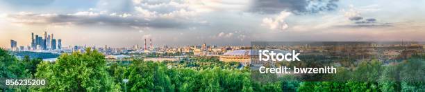 Vista Panoramica Del Centro Di Mosca Dalle Colline Del Passero Russia - Fotografie stock e altre immagini di Paesaggio urbano