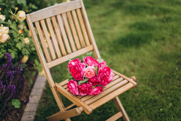 istock Pink roses bouquet on wooden chair 856249058