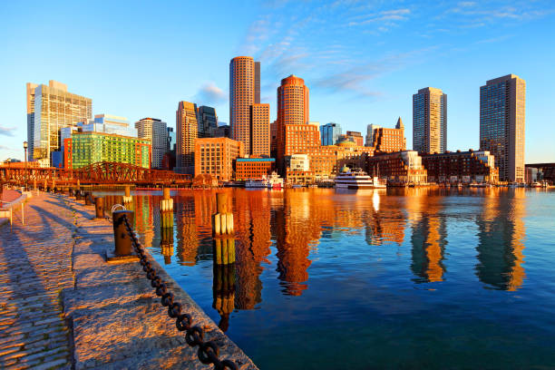 reflexión de horizonte de boston céntrico en el puerto - boston harbor fotografías e imágenes de stock