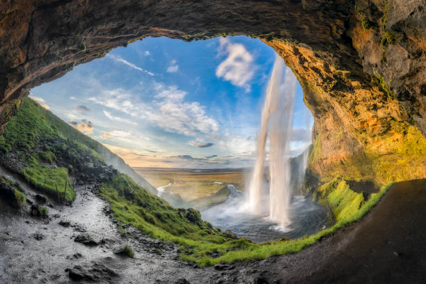 wasserfall seljalandsfoss in island - waterfall iceland landscape stream stock-fotos und bilder