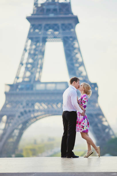 paar vor dem eiffelturm in paris, frankreich - paris france eiffel tower love kissing stock-fotos und bilder