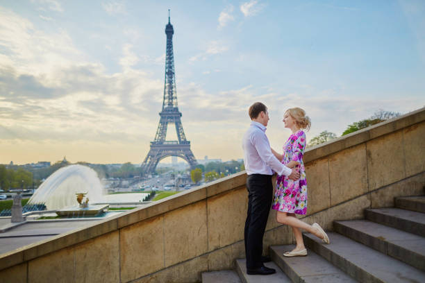 paar vor dem eiffelturm in paris, frankreich - paris france eiffel tower love kissing stock-fotos und bilder