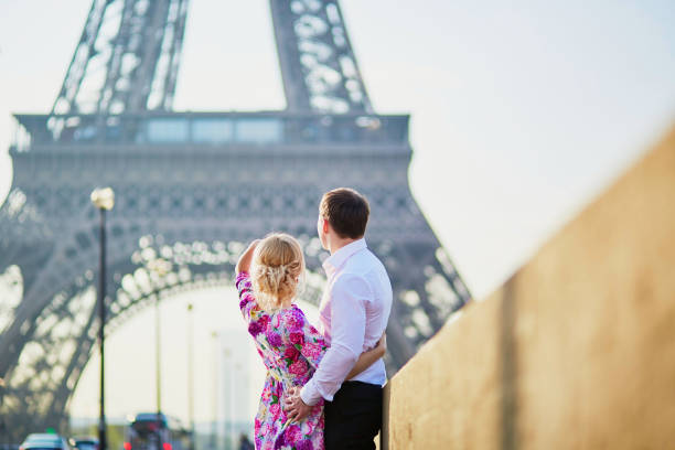 paar vor dem eiffelturm in paris, frankreich - paris france eiffel tower love kissing stock-fotos und bilder