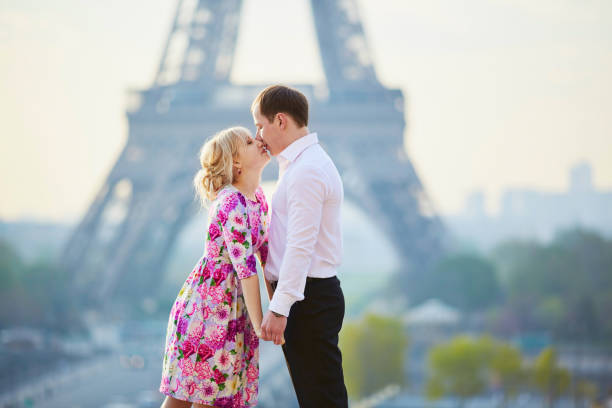 paar vor dem eiffelturm in paris, frankreich - paris france eiffel tower love kissing stock-fotos und bilder