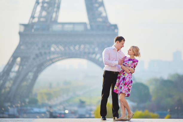 paar vor dem eiffelturm in paris, frankreich - paris france eiffel tower love kissing stock-fotos und bilder