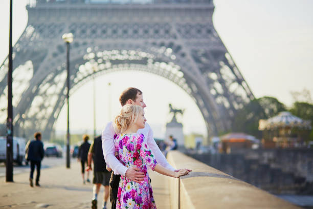 paar vor dem eiffelturm in paris, frankreich - paris france eiffel tower love kissing stock-fotos und bilder