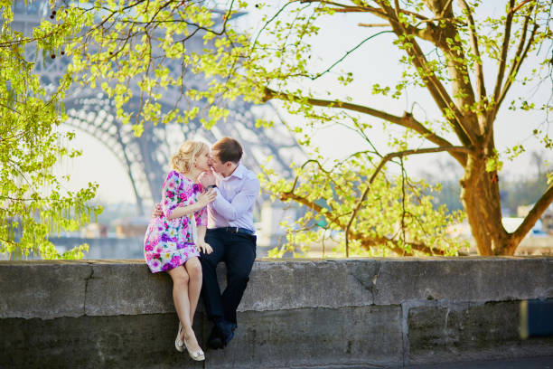 romantisches paar nahe dem eiffelturm in paris, frankreich - paris france eiffel tower love kissing stock-fotos und bilder