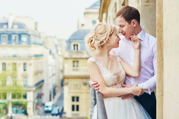narzeczeni w dniu ślubu na balkonie - honeymoon wedding paris france bride zdjęcia i obrazy z banku zdjęć
