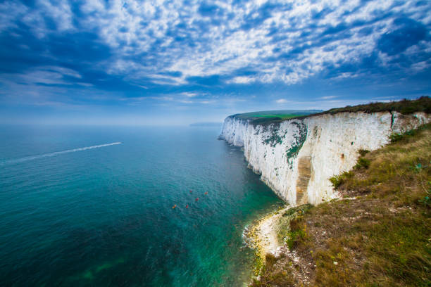 english channel white cliffs - horizon over water england uk summer imagens e fotografias de stock