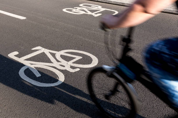 navetteurs sur pistes cyclables - bicycle sign symbol bicycle lane photos et images de collection