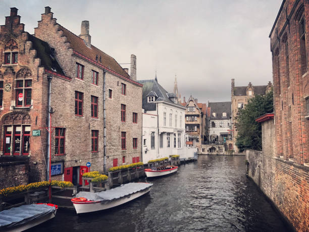 보트 정박에 bruges 운하, 벨기에 - bruges cityscape europe autumn 뉴스 사진 이미지