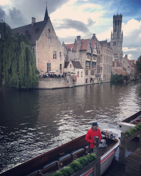 보트 정박에 bruges 운하, 벨기에 - bruges cityscape europe autumn 뉴스 사진 이미지