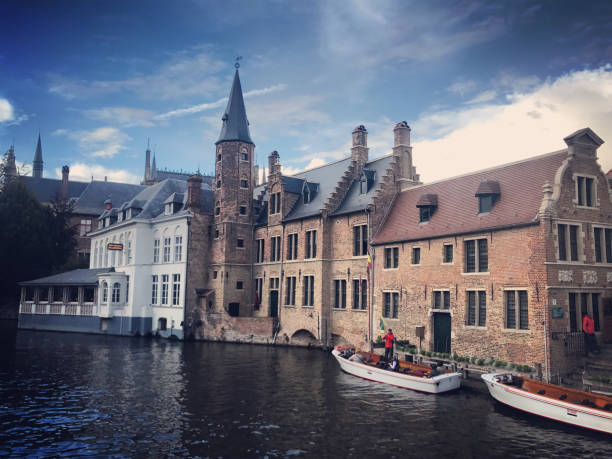 보트 정박에 bruges 운하, 벨기에 - bruges cityscape europe autumn 뉴스 사진 이미지