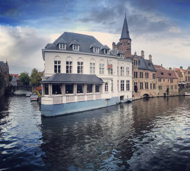 hotel-restaurant duc de bourgogne em bruges, bélgica - bruges cityscape europe autumn - fotografias e filmes do acervo