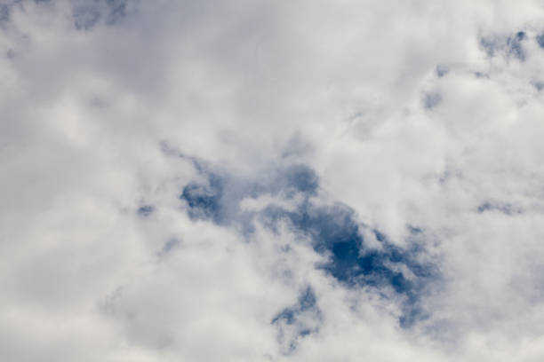 嵐の前に灰色の雲 - meteorology sky cloud light ストックフォトと画像