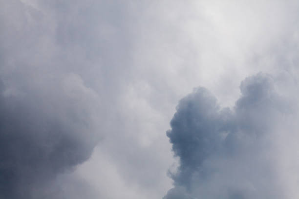 嵐の前に灰色の雲 - meteorology sky cloud light ストックフォトと画像