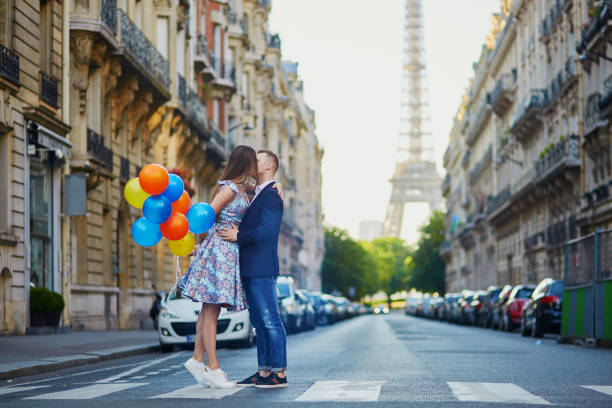 romantic couple near the eiffel tower in paris - paris france eiffel tower love kissing imagens e fotografias de stock