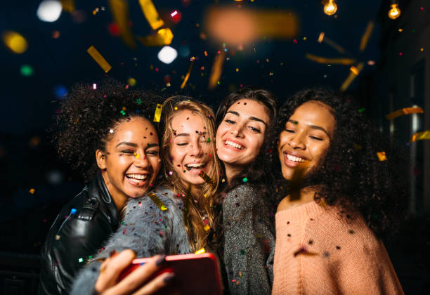 gruppo di donne felici che si fanno selfie sul cellulare - laughing night women party foto e immagini stock