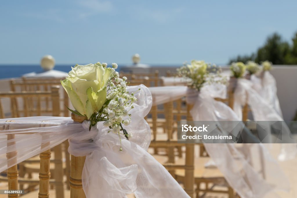 Flores Blancas En Sillas Antes De Una Ceremonia De Boda Foto de stock y más  banco de imágenes de Boda - iStock