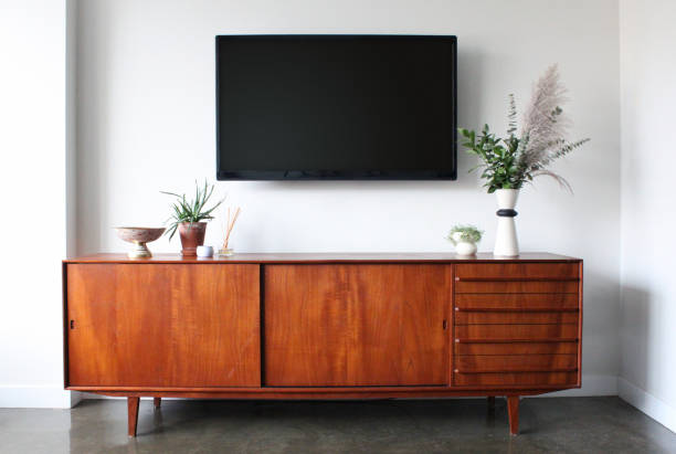 wall mounted tv in mid century modern furnished apartment - sideboard imagens e fotografias de stock