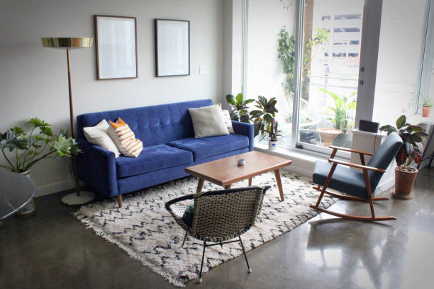nowoczesny apartament z minimalistycznym nowoczesnym wystrojem wnętrz w połowie wieku - blue wool zdjęcia i obrazy z banku zdjęć