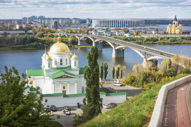 vista desde alto río banco de oka en puente de kanavinsky en nizhny novgorod - oka river fotografías e imágenes de stock