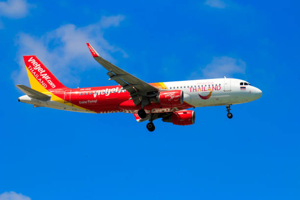 Lądowanie samolotu VietJet Air na międzynarodowym lotnisku Chiangmai w godzinach porannych – zdjęcie