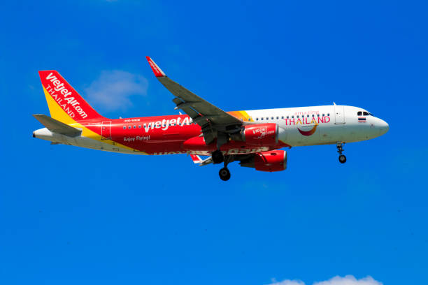 Lądowanie samolotu VietJet Air na międzynarodowym lotnisku Chiangmai w godzinach porannych – zdjęcie