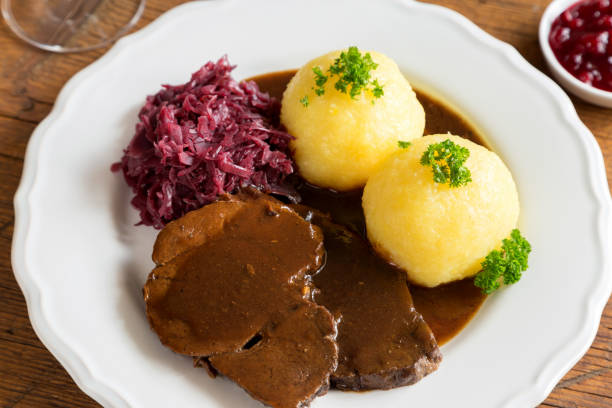 wildschweinbraten - festessen imagens e fotografias de stock