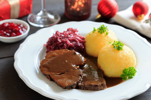 wildschweinbraten - festessen photos et images de collection