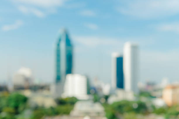 estompe les origines de la ville industrielle : le flou de la ville de ville de bangkok avec coucher de soleil et crépuscule ciel et bokeh vue légère forme toit d’immeuble. arrière-plans concept flou - factory night skyline sky photos et images de collection