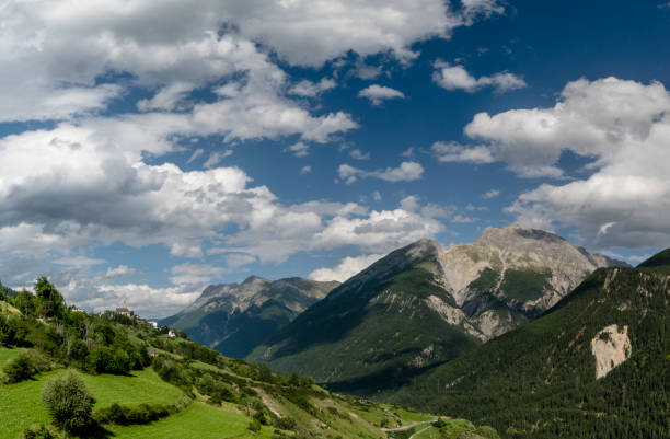 альпийская деревня и нижний engadin в швейцарских альпах - mountain switzerland scuol mountain peak �стоковые фото и изображения