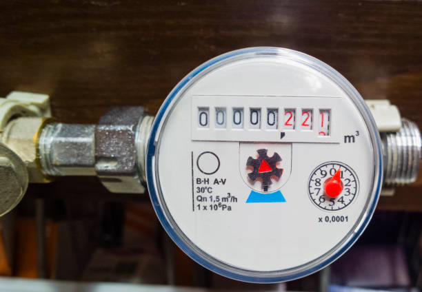 medidor de água. contador de água de distribuição. - water meter - fotografias e filmes do acervo