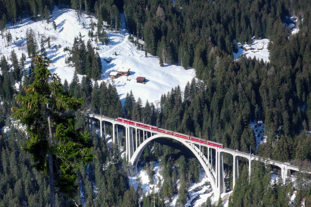 trem vermelho atravessando uma ponte - chur - fotografias e filmes do acervo