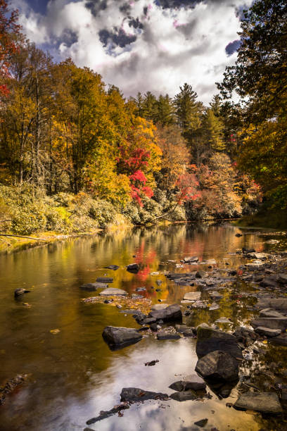 горная река в северной каролине во время падения - north carolina mountain river autumn стоковые фото и изображения