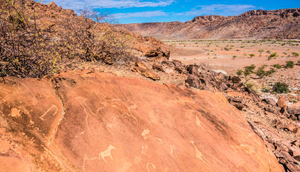 twyfelfontein (incierta primavera, salto de agua), un sitio de grabados de rock antiguo en la región kunene de namibia al noroeste. la unesco patrimonio de la humanidad con una de las mayores concentraciones de petroglifos de la piedra en áfrica. - bushman fotografías e imágenes de stock