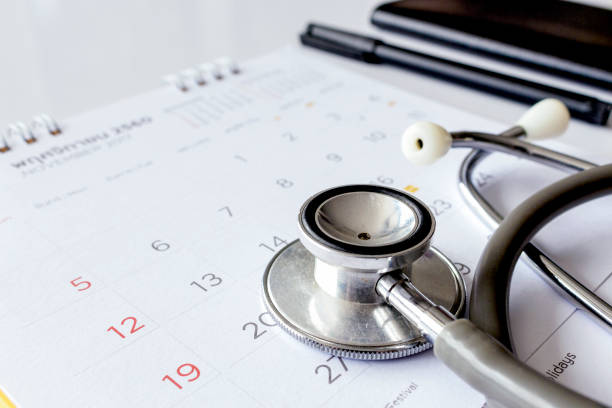 annual checkup concept. stethoscope on the calendar with soft-focus and over light in the background - annual imagens e fotografias de stock