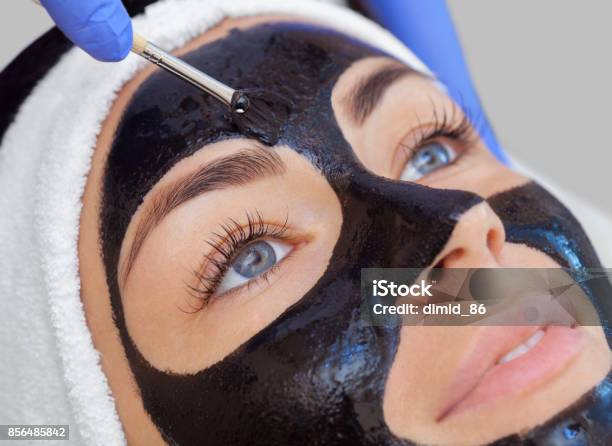 Das Antragsverfahren Für Eine Schwarze Maske Auf Das Gesicht Einer Schönen Frau Stockfoto und mehr Bilder von Akne
