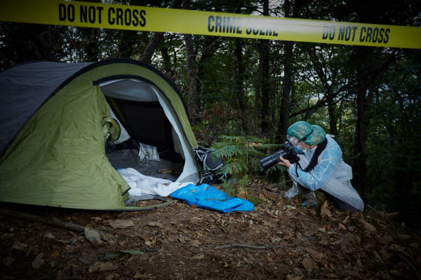 forensik forscher fotografieren eine blut am tatort eines mordes - senseless stock-fotos und bilder