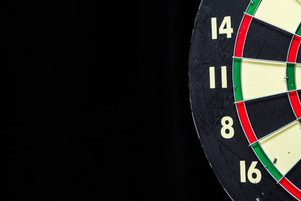 dartscheibe auf schwarz - dartboard photography competition sports and fitness stock-fotos und bilder