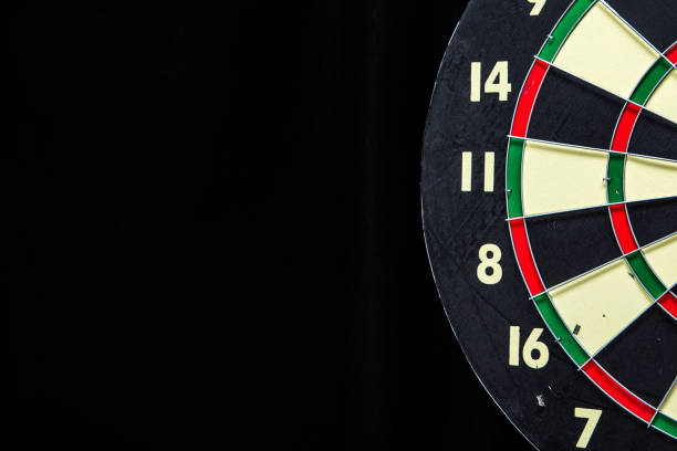 dartscheibe auf schwarz - dartboard photography competition sports and fitness stock-fotos und bilder